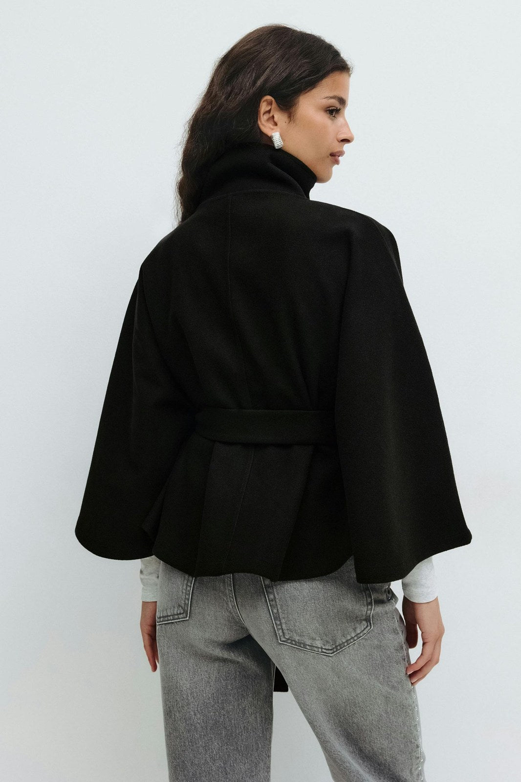 Cappotto a mantella donna con collo alto e cintura a fiocco 10