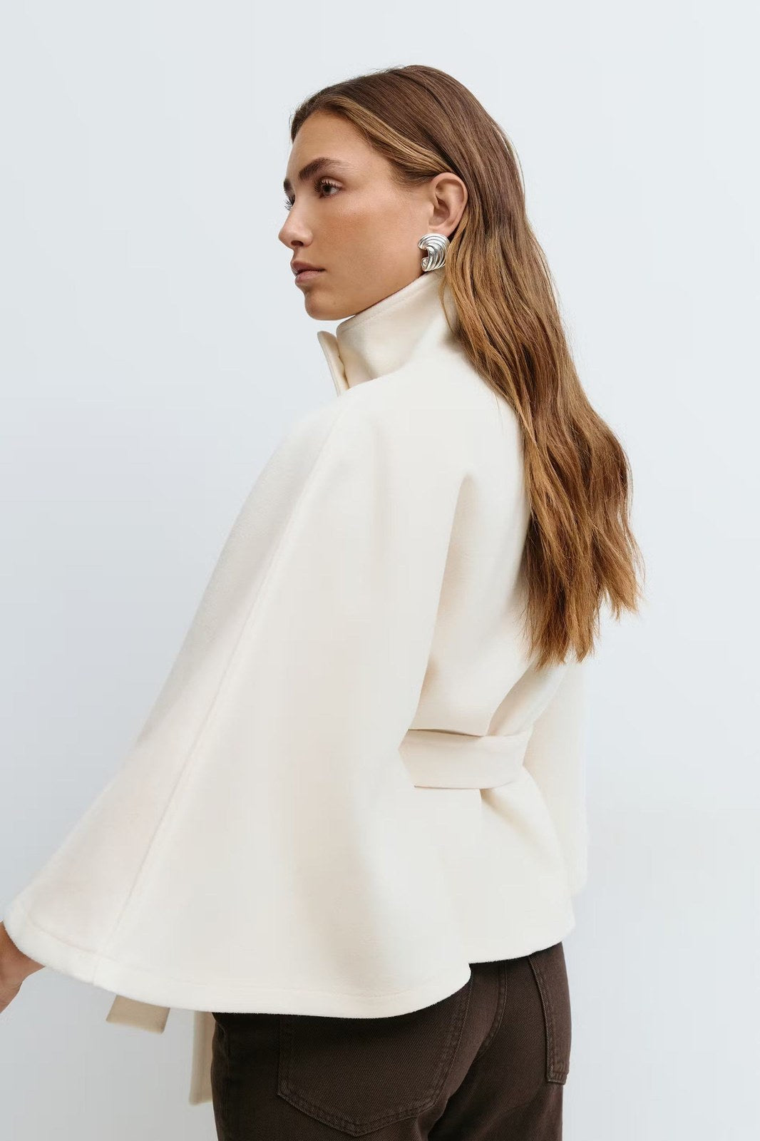 Cappotto a mantella donna con collo alto e cintura a fiocco 3