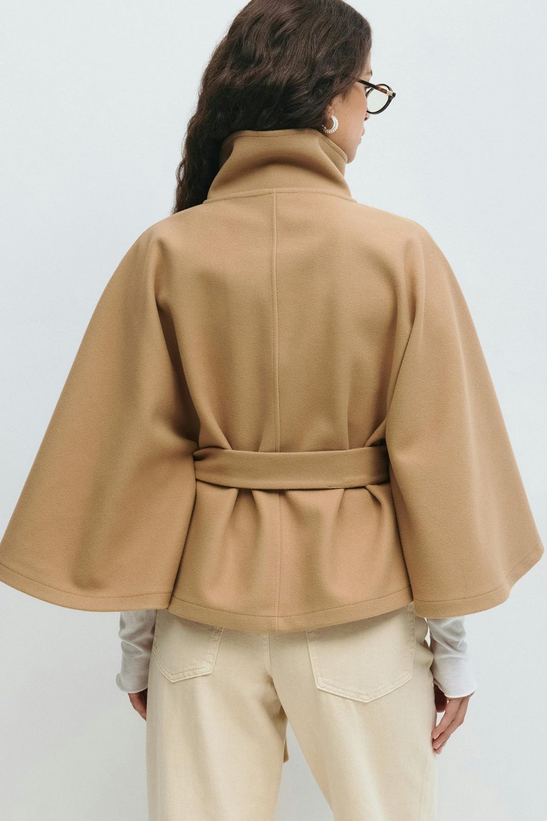 Cappotto a mantella donna con collo alto e cintura a fiocco 9