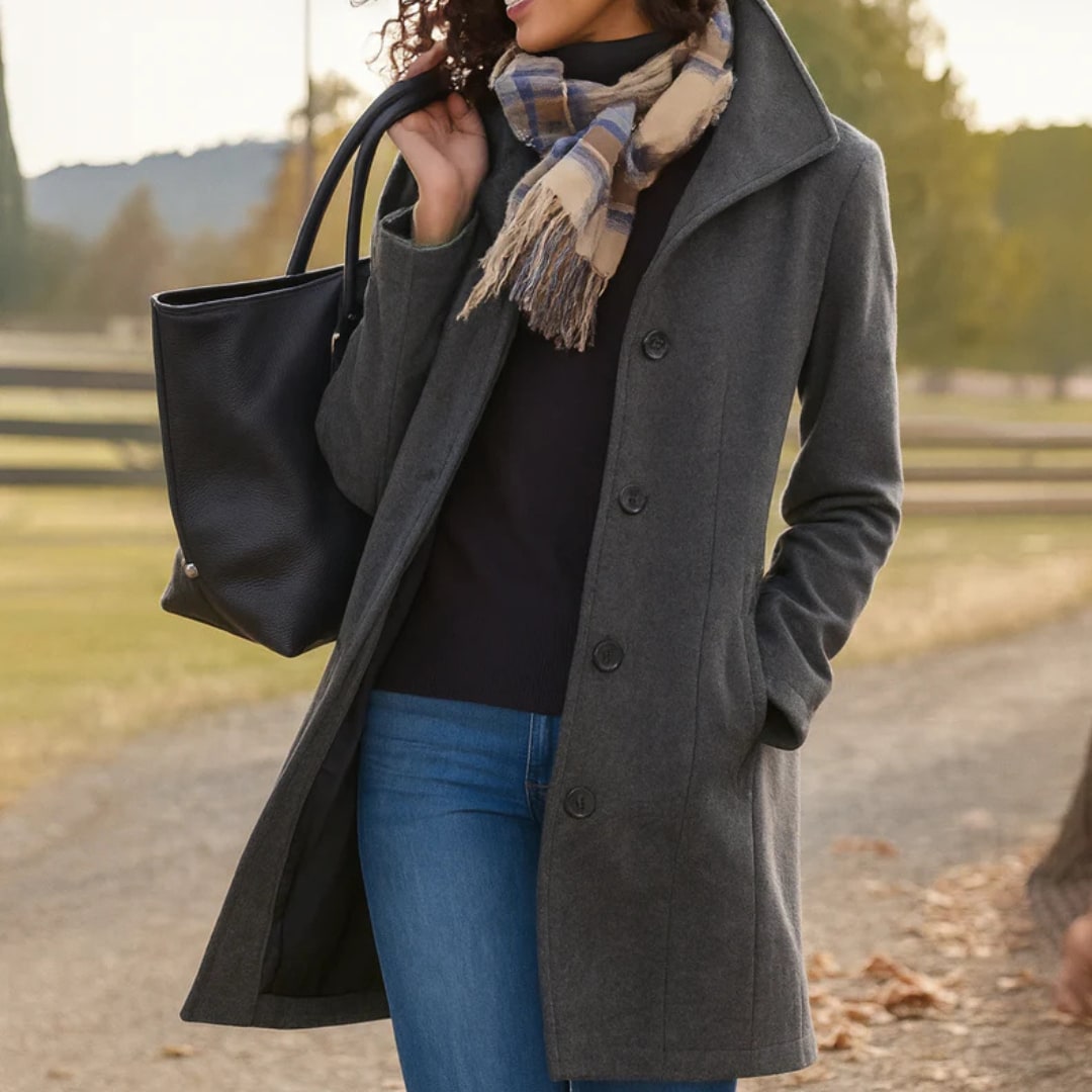 Cappotto Donna in Lana con Collo Alto e Bottoni Scuri 3