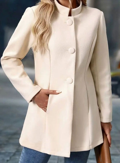 Cappotto invernale donna elegante con collo alto e bottoni 2
