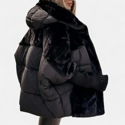 Piumino oversize donna con cappuccio e design patchwork 1